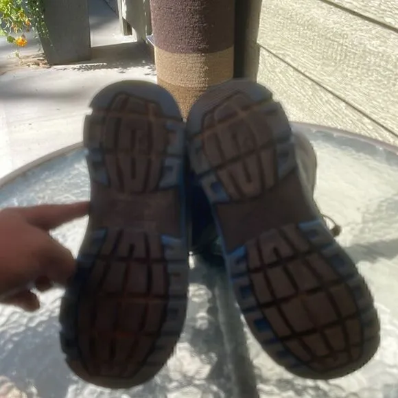 Keen youth boots size 6 bellows flex waterproof super lightweight, nice soles.