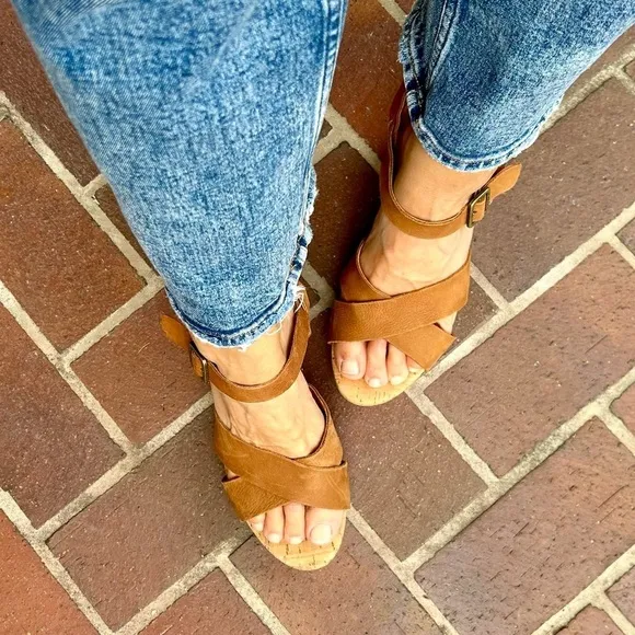 Kork Ease Drew Brown Leather Nailhead Studded Cross Banded Platform Sandals 10