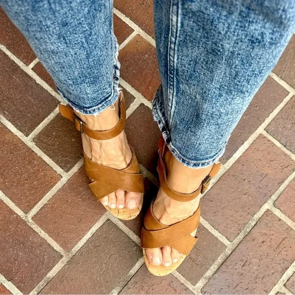 Kork Ease Drew Brown Leather Nailhead Studded Cross Banded Platform Sandals 10