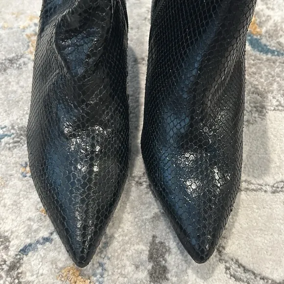 L’AGENCE Aimee Pointed Toe texture leathe Bootie in black size 39