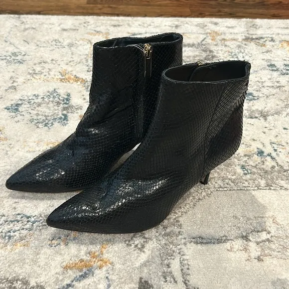 L’AGENCE Aimee Pointed Toe texture leathe Bootie in black size 39
