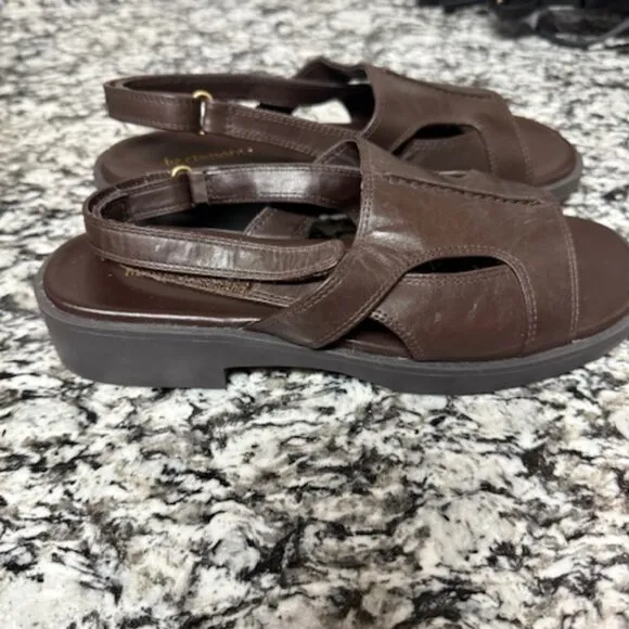 Liz Claiborne Brown Leather sandal size 6 1/2