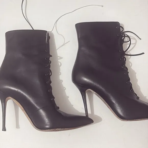 Manolo Blahnik Bordin Leather Lace Up Ankle Booties