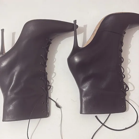 Manolo Blahnik Bordin Leather Lace Up Ankle Booties