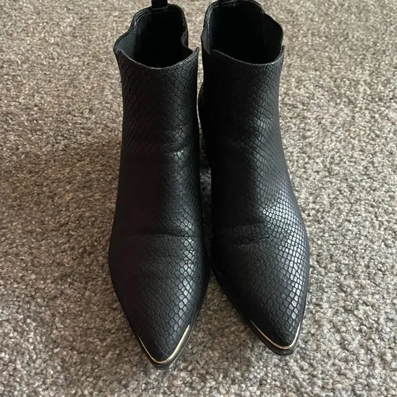 Marc Fisher LTD Yale Pointed Toe Chelsea Boots