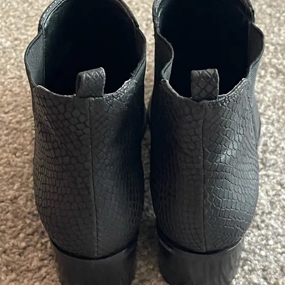 Marc Fisher LTD Yale Pointed Toe Chelsea Boots