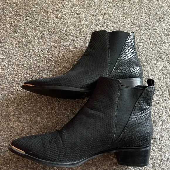 Marc Fisher LTD Yale Pointed Toe Chelsea Boots