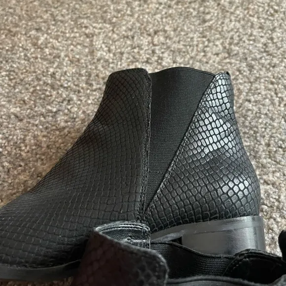 Marc Fisher LTD Yale Pointed Toe Chelsea Boots