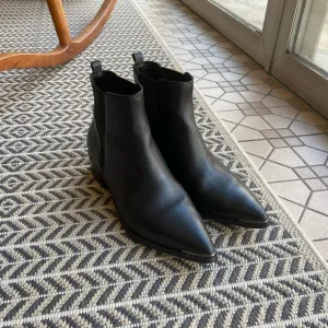 Marc fisher Yale womens black leather pointy ankle boots