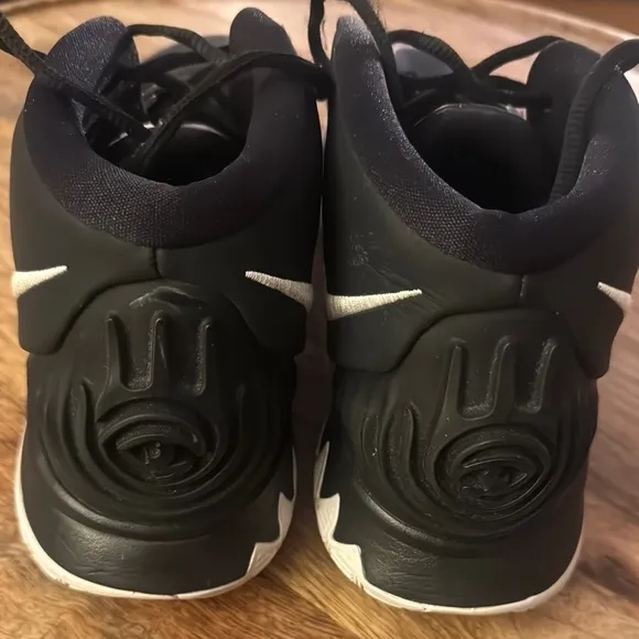 Men’s Kyrie 6 Black/Orange size 13. Great condition!