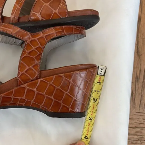 MEPHISTO LIGHT BROWN CROC WEDGE SANDALS.  NEW