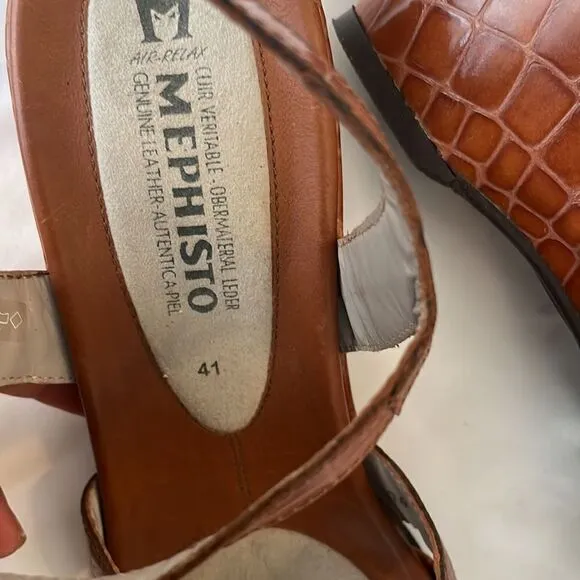 MEPHISTO LIGHT BROWN CROC WEDGE SANDALS.  NEW