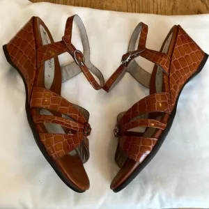 MEPHISTO LIGHT BROWN CROC WEDGE SANDALS.  NEW