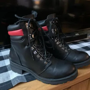 Mia Women's Lyza Black/Red Ankle Winter Combat Boots in size 9 EUC