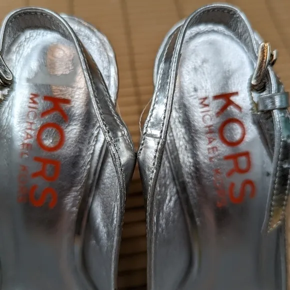 Michael Kors women's sz 6M silver leather slingback 4&quot; heel sandals. TUpm