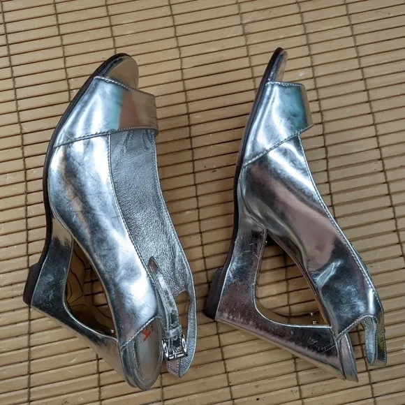 Michael Kors women's sz 6M silver leather slingback 4&quot; heel sandals. TUpm