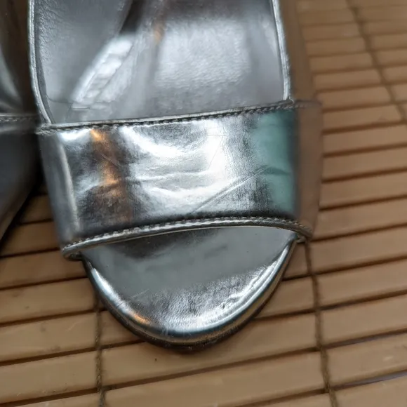 Michael Kors women's sz 6M silver leather slingback 4&quot; heel sandals. TUpm