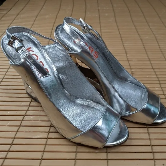 Michael Kors women's sz 6M silver leather slingback 4&quot; heel sandals. TUpm