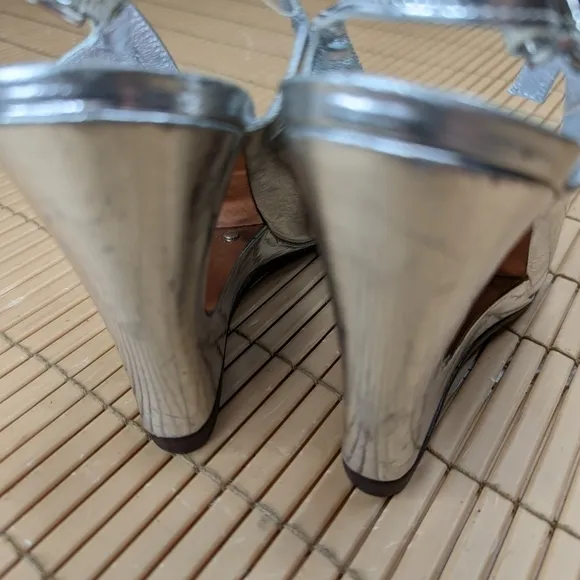 Michael Kors women's sz 6M silver leather slingback 4&quot; heel sandals. TUpm
