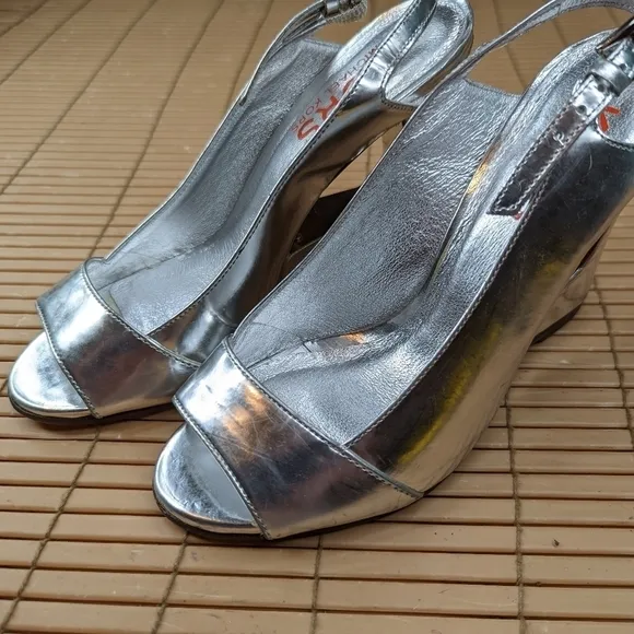 Michael Kors women's sz 6M silver leather slingback 4&quot; heel sandals. TUpm