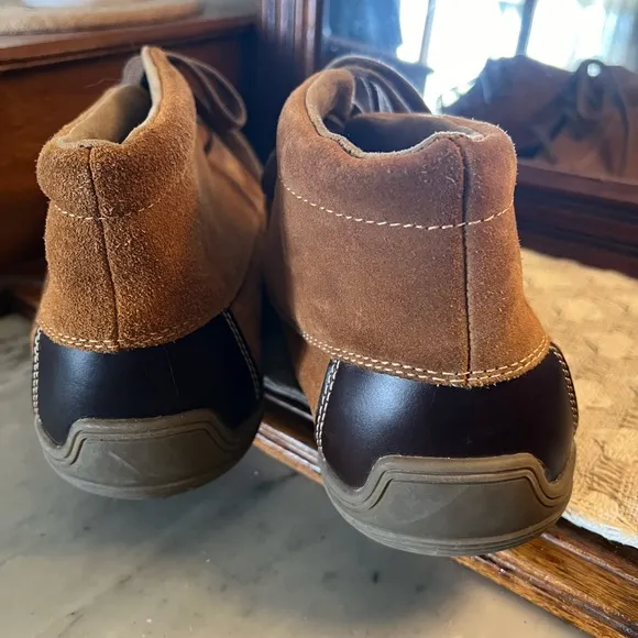MINNETONKA Classic Suede Griffon Chukka Boots Contrast Stitching Men's Size 12
