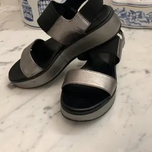 Naturalizer pewter and black sandals 6.5 M leather and fabric elastic
