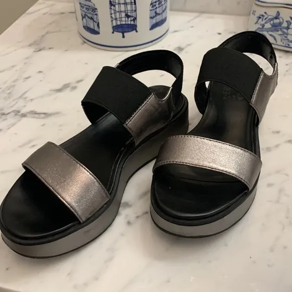 Naturalizer pewter and black sandals 6.5 M leather and fabric elastic