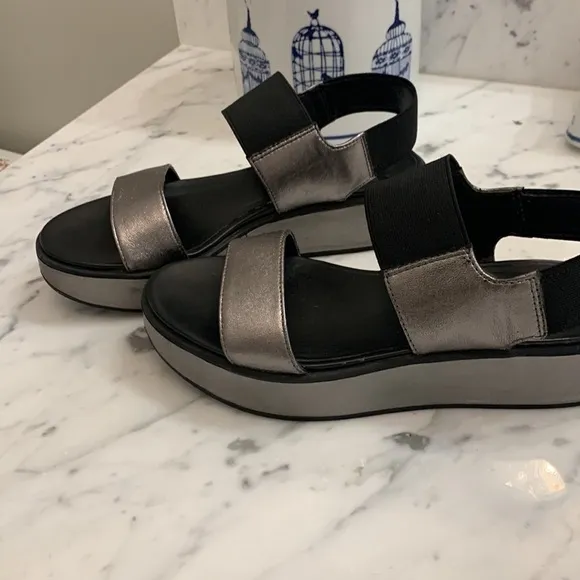 Naturalizer pewter and black sandals 6.5 M leather and fabric elastic