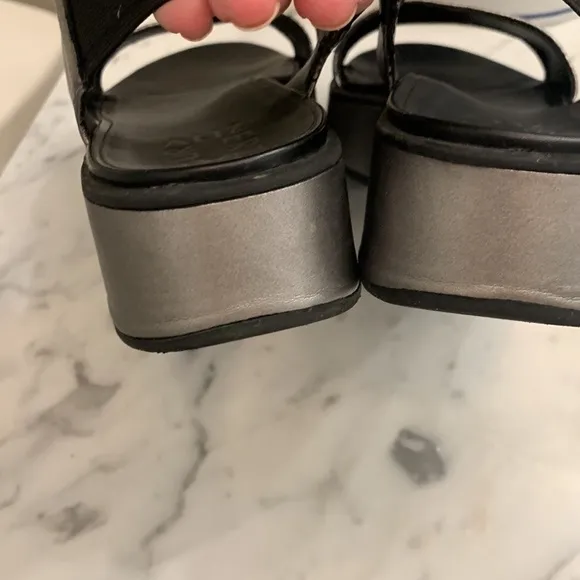 Naturalizer pewter and black sandals 6.5 M leather and fabric elastic