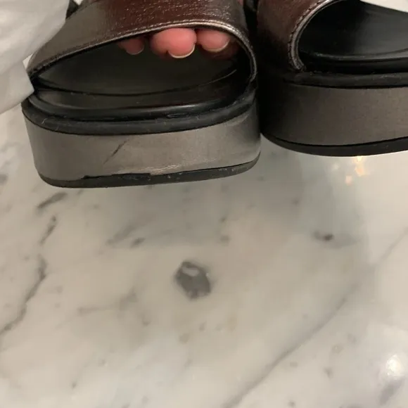 Naturalizer pewter and black sandals 6.5 M leather and fabric elastic
