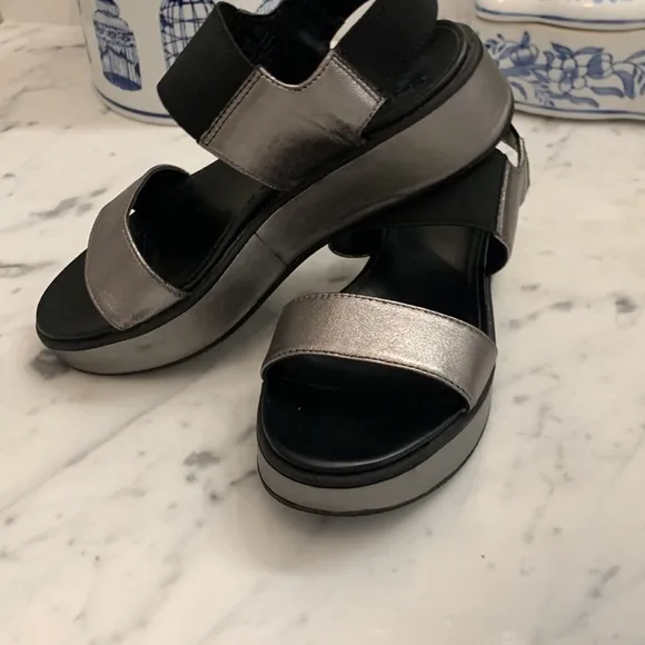 Naturalizer pewter and black sandals 6.5 M leather and fabric elastic