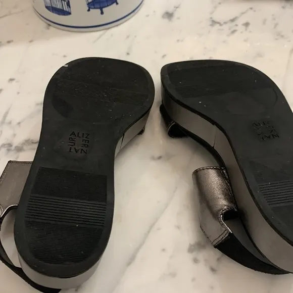Naturalizer pewter and black sandals 6.5 M leather and fabric elastic