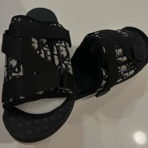 New CD Sandals