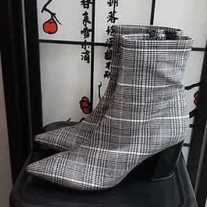 New Jeffrey Campbell Sport Black &amp; White Plaid Pointed Toe Block Heel Boots