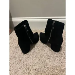 NEW Michael Kors Black Suede Pointed Toe Ankle Bootie Boots 7M