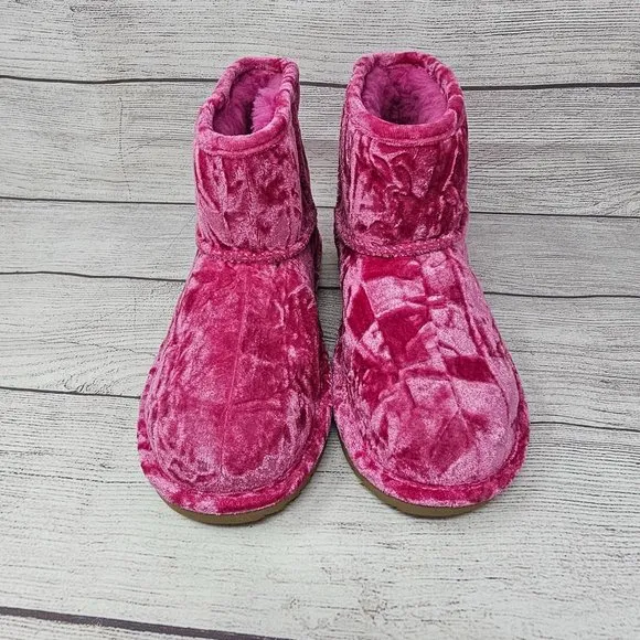 NEW!!! UGG NEW Classic Mini II Boots‎ Kids Hot Pink Crushed Velvet Size 4