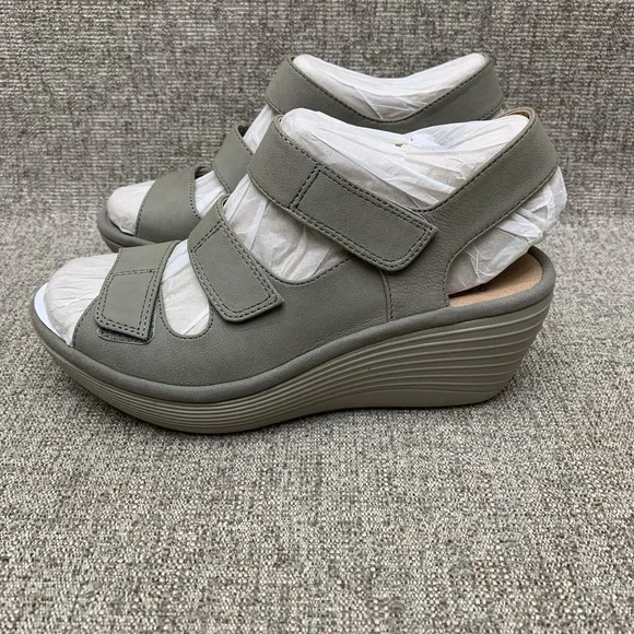 NIB Clarks Wedges Reedly Juno Sandals Sage Triple Strap Nubuck Leather Sz 6 M