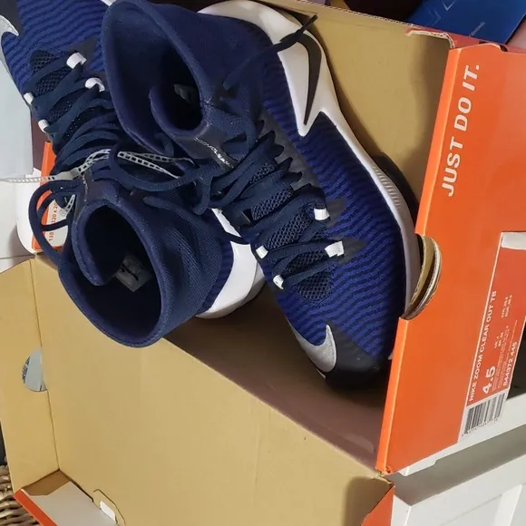 NIB Nike Boys Zoom Clear Out TB Basketball Sneakers 4.5 Navy Blue White