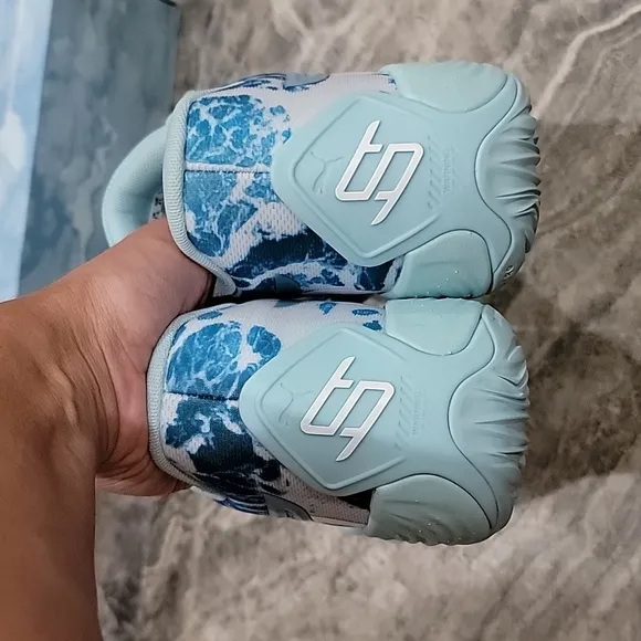 NIB (no lid) Women's Puma Stewie 2 Water Basketball sneakers