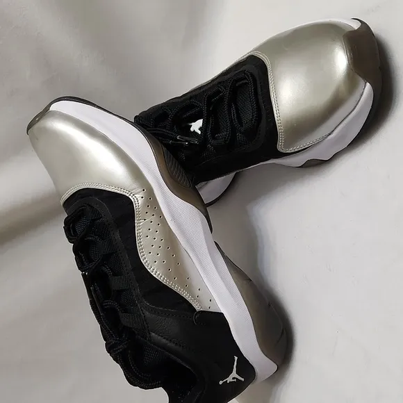 Nike Air Jordan 11 CMFT Low Black and Silver Basketball sneakers (womens size 9)