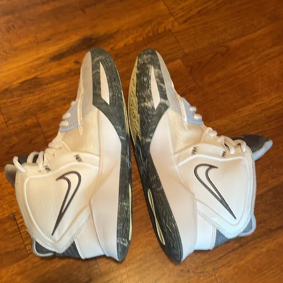 NIKE Boys Kyrie Infinity DD0334-102 Sneakers - size big boy 4Y