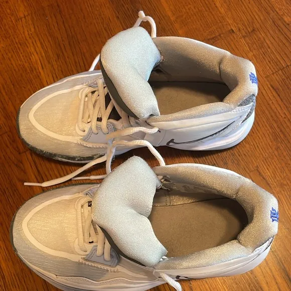 NIKE Boys Kyrie Infinity DD0334-102 Sneakers - size big boy 4Y