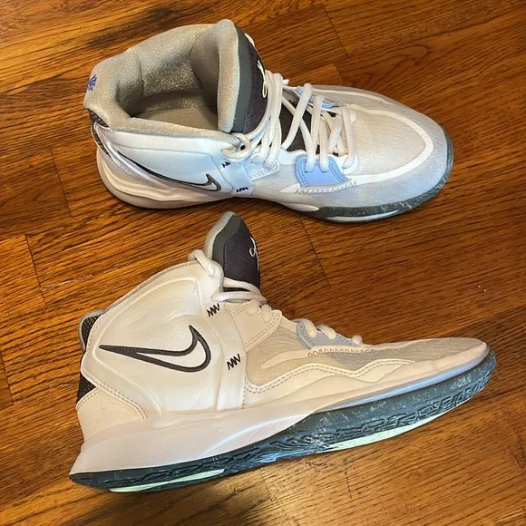 NIKE Boys Kyrie Infinity DD0334-102 Sneakers - size big boy 4Y