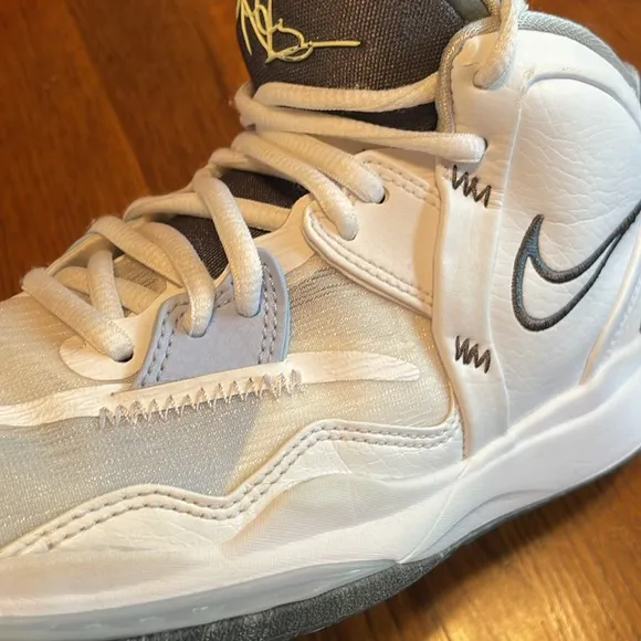 NIKE Boys Kyrie Infinity DD0334-102 Sneakers - size big boy 4Y