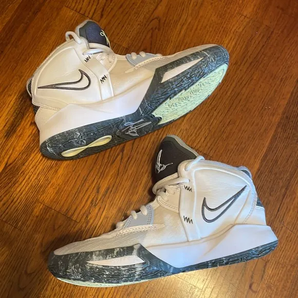NIKE Boys Kyrie Infinity DD0334-102 Sneakers - size big boy 4Y