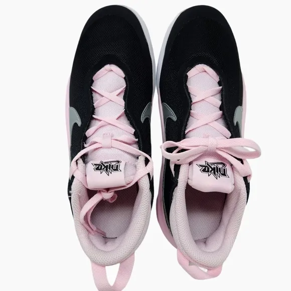 Nike Girls Basketball Sneakers Team Hustle Black Pink Girls Size 6 New In Box