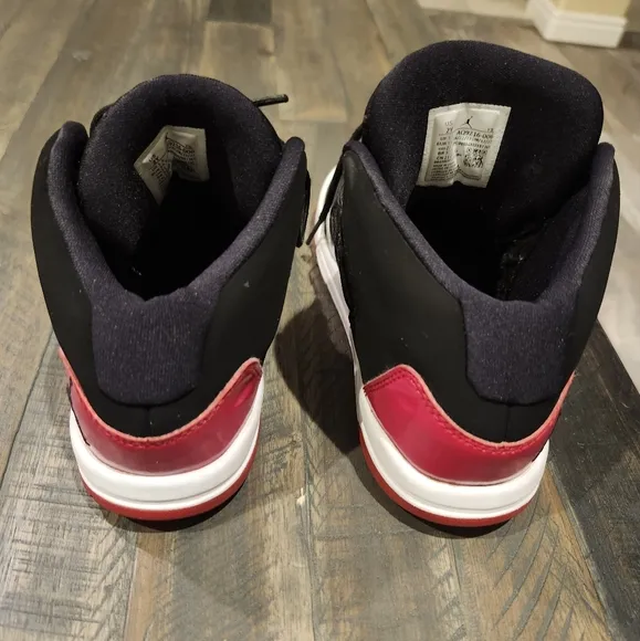 Nike Jordan Max Aura Black Red basketball sneakers size 2 Youth