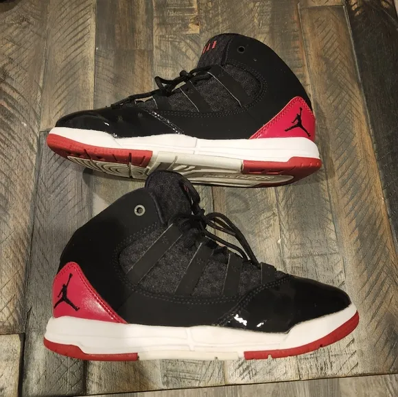 Nike Jordan Max Aura Black Red basketball sneakers size 2 Youth
