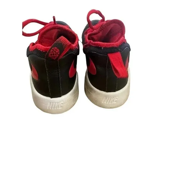 Nike Kids' Boys Black &amp; Red Future‎ Court 2 Basketball Sneakers Size 7Y