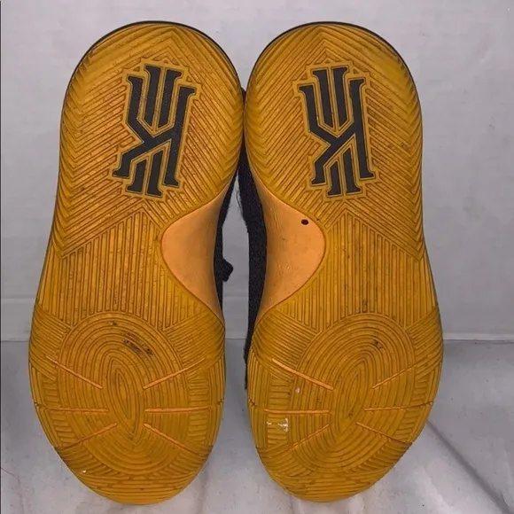 Nike Kyrie 2 basketball sneakers size - 4.5Y